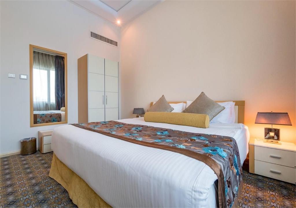 Postel nebo postele na pokoji v ubytování De Hotel Belwood Near IGI Delhi Airport