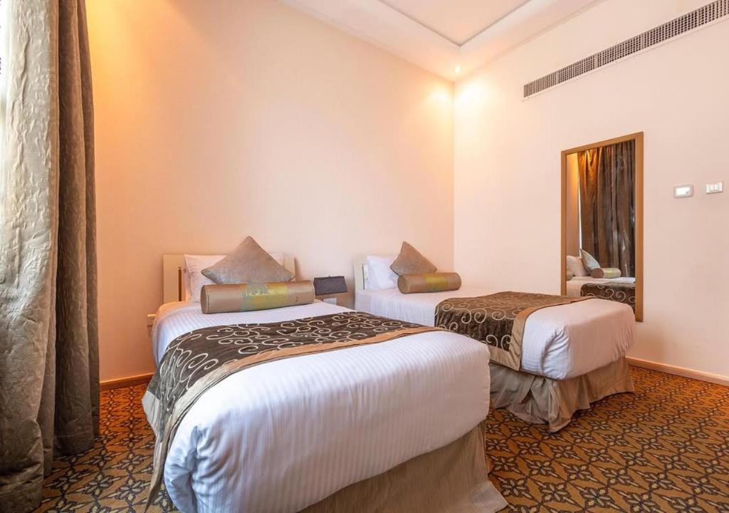 Postel nebo postele na pokoji v ubytování De Hotel Belwood Near IGI Delhi Airport