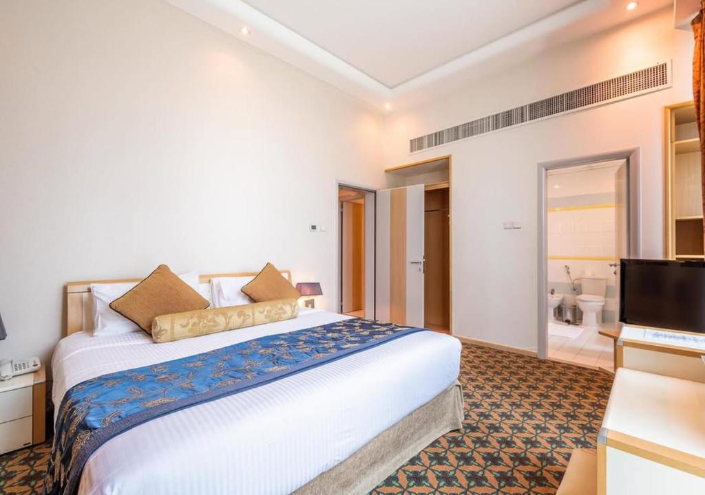 Postel nebo postele na pokoji v ubytování De Hotel Belwood Near IGI Delhi Airport