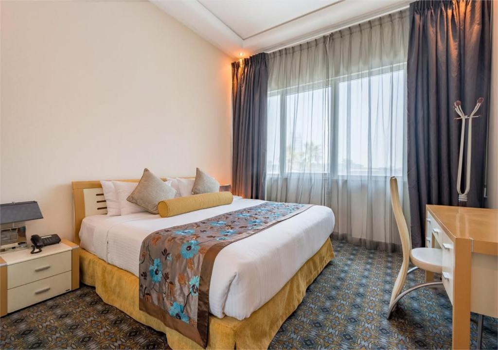 Postel nebo postele na pokoji v ubytování De Hotel Belwood Near IGI Delhi Airport