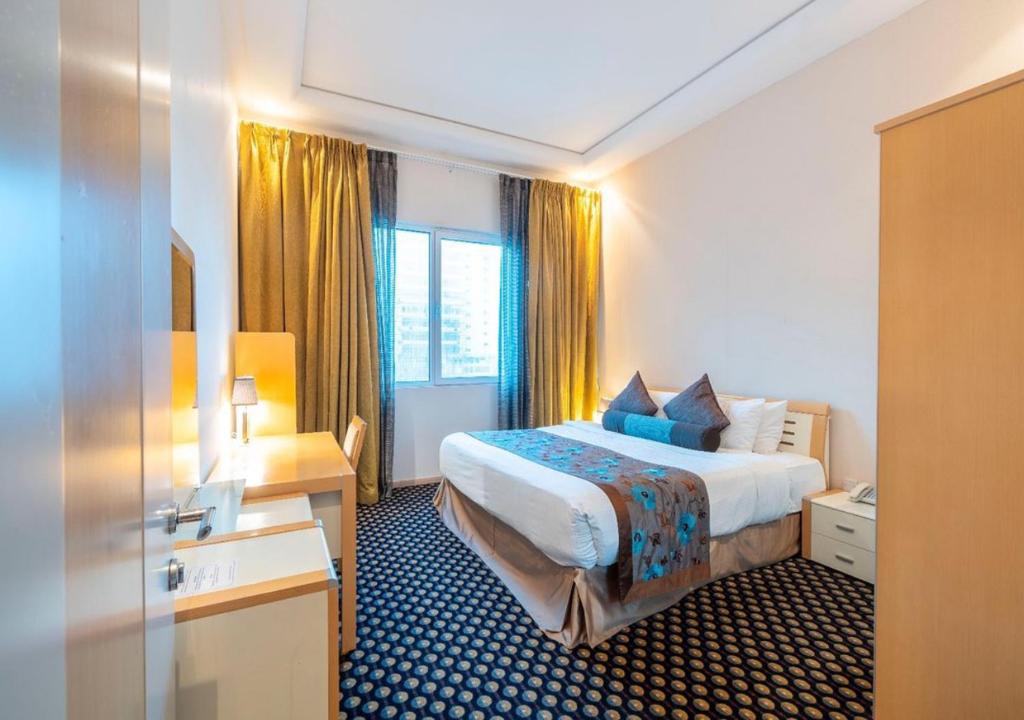 Postel nebo postele na pokoji v ubytování De Hotel Belwood Near IGI Delhi Airport