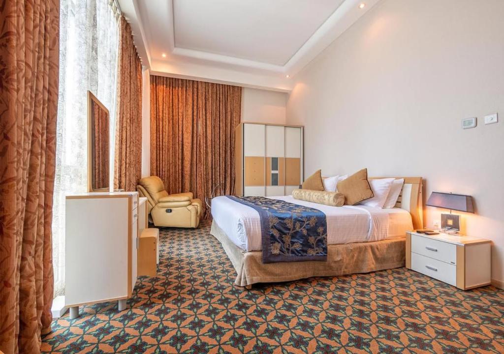 Postel nebo postele na pokoji v ubytování De Hotel Belwood Near IGI Delhi Airport