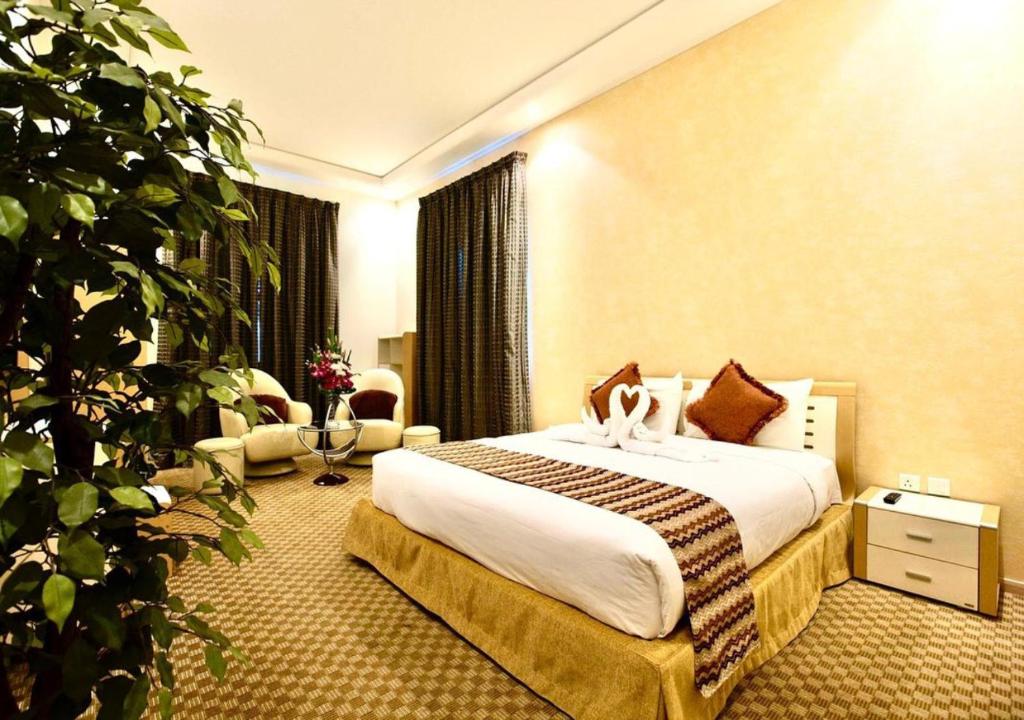 Postel nebo postele na pokoji v ubytování De Hotel Belwood Near IGI Delhi Airport