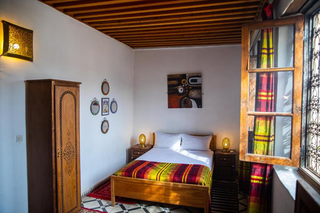 Postel nebo postele na pokoji v ubytování Riad Hikaya - Fes Story