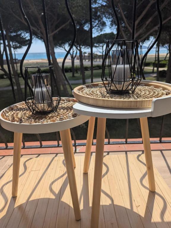 deux tables avec des paniers dessus sur un porche dans l'établissement TRESOR LITTORAL, belle vue direct plage, à Argelès-sur-Mer