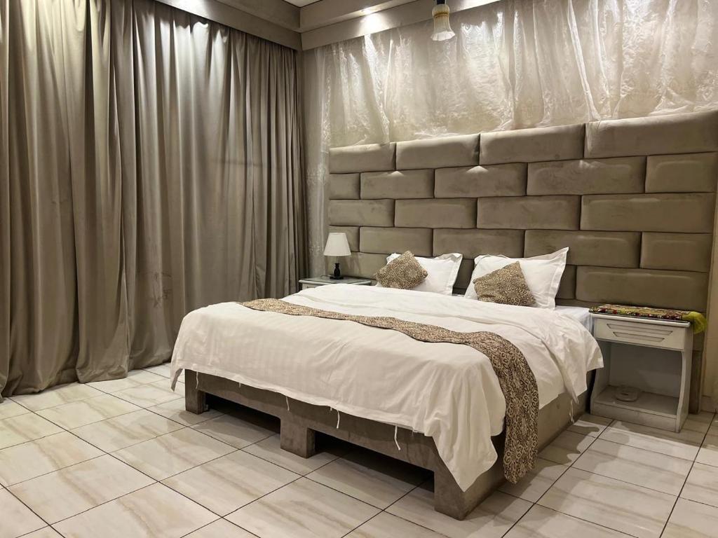 Ένα ή περισσότερα κρεβάτια σε δωμάτιο στο جوهرة المصايف للشقق المخدومة الطائف