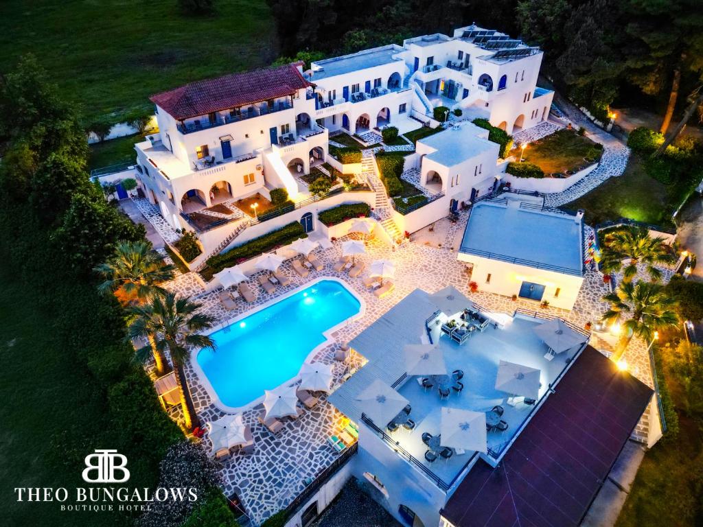 Bazén v ubytování Theo Bungalows Boutique Hotel nebo v jeho okolí