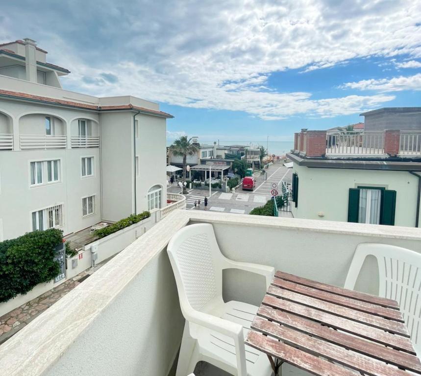 een balkon met een tafel en stoelen en een straat bij Casa Teresa by Zoom In Earth in Marina di Cecina