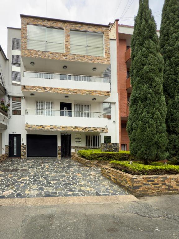 een appartementencomplex met een binnenplaats en bomen bij Belén Vibe in Medellín