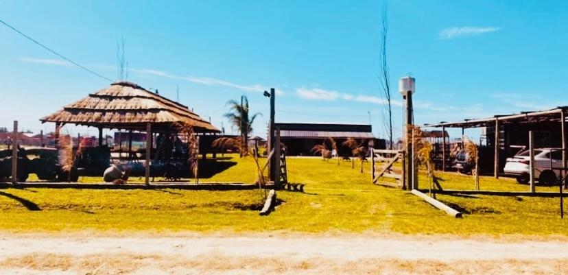 a field with a volley ball court and a pavilion at Quinta,MI TROZO DE CIELO in La Porteña