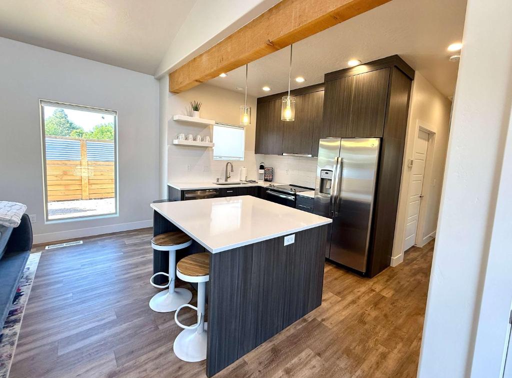 Kuchyň nebo kuchyňský kout v ubytování Timber & Tin H 2Bed 2Bath w Pool & Rooftop Deck
