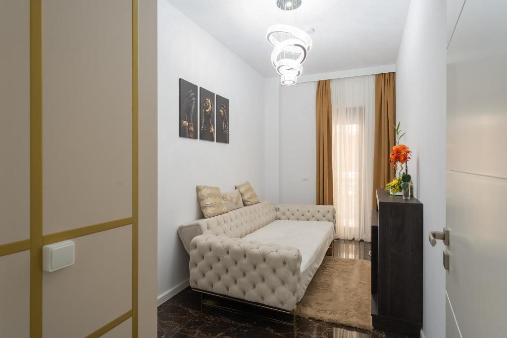 ein Wohnzimmer mit Sofa und Tisch in der Unterkunft Adela & Robert Home cu piscină și parcare privată in Giroc