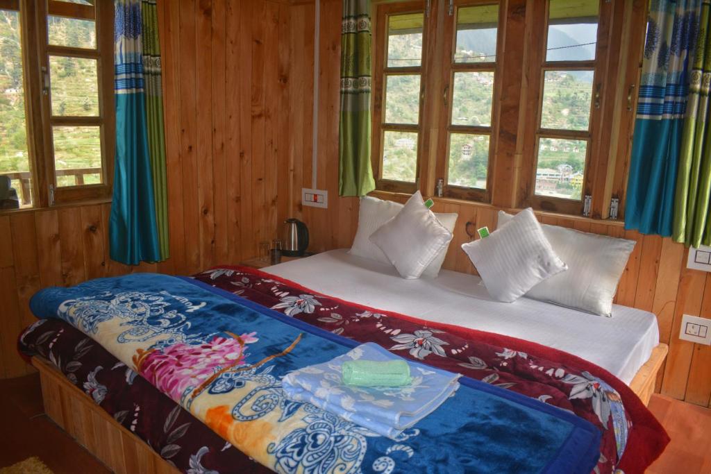 Postel nebo postele na pokoji v ubytování The Midhimalayan Jibhi