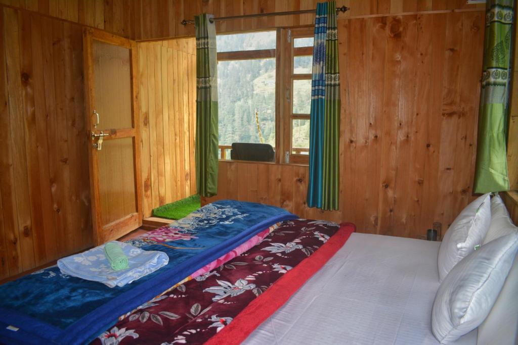 Postel nebo postele na pokoji v ubytování The Midhimalayan Jibhi