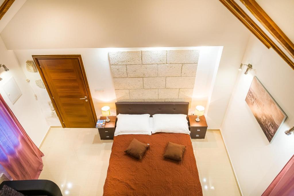 Postel nebo postele na pokoji v ubytování Split Oasis Studio Apartments