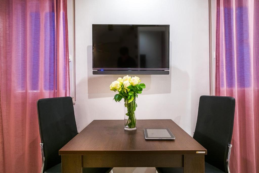 TV a/nebo společenská místnost v ubytování Split Oasis Studio Apartments