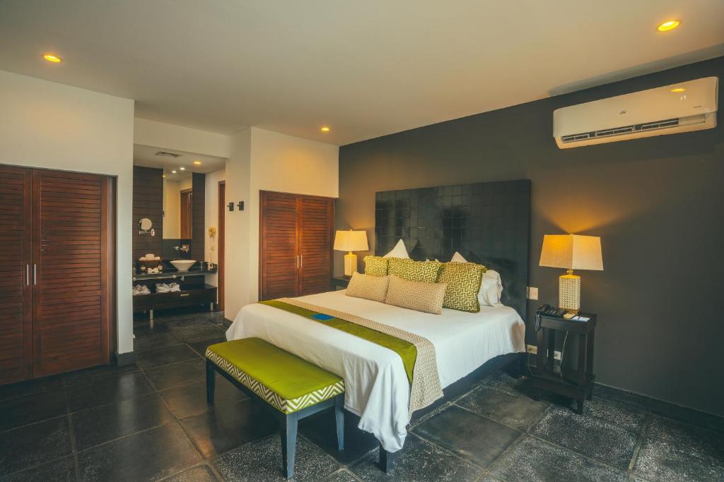 Postel nebo postele na pokoji v ubytování Los Altos Resort