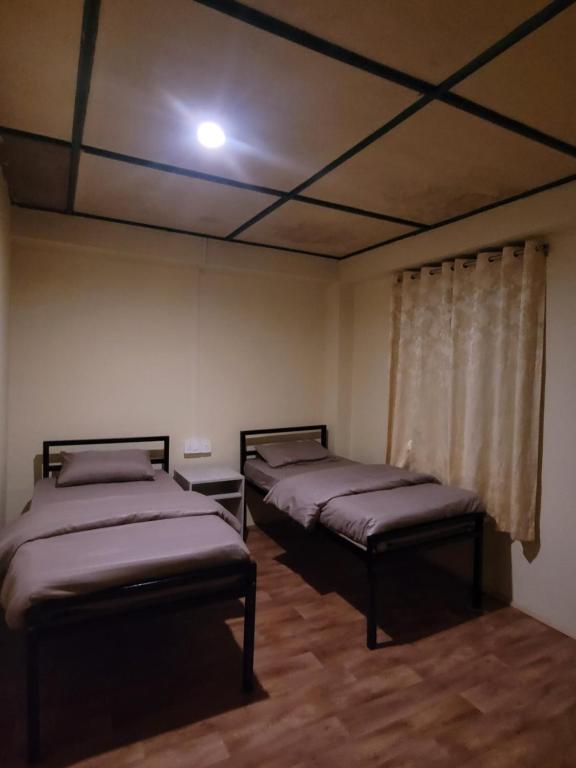 ラチェンにあるBunked Innの天井のある客室で、ベッド2台が備わります。