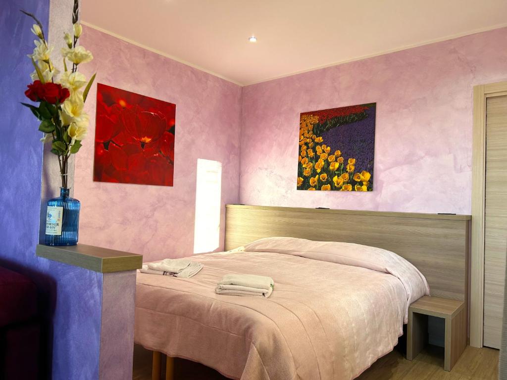 Postel nebo postele na pokoji v ubytování B&B La fontana nelle Langhe
