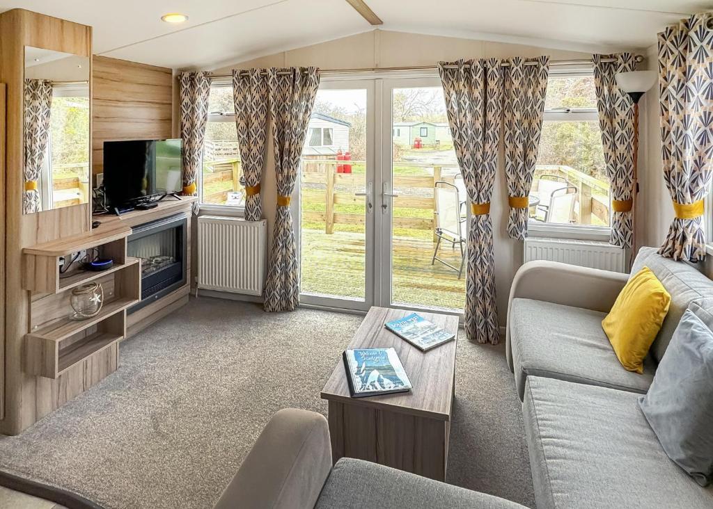 TV a/nebo společenská místnost v ubytování Sandgreen Caravan Park