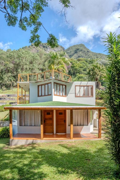 a house with a mountain in the background at Vila da toca in Ibitirama