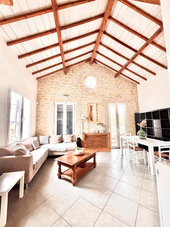 un salon avec un canapé et une table dans l'établissement Escapade sous la charpente de Vinon sur verdon, à Vinon-sur-Verdon