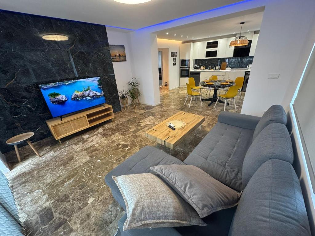 Μια τηλεόραση ή/και κέντρο ψυχαγωγίας στο Del Mar three bed flat.