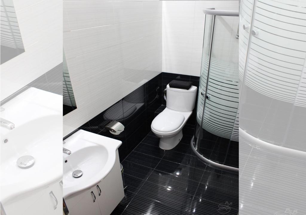 Koupelna v ubytování KorcaSmileHotel