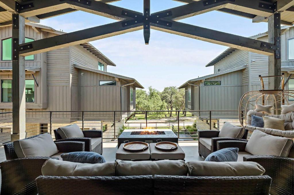 Χώρος καθιστικού στο Peaceful Lake Travis Getaway - 3BR Firepit BBQ