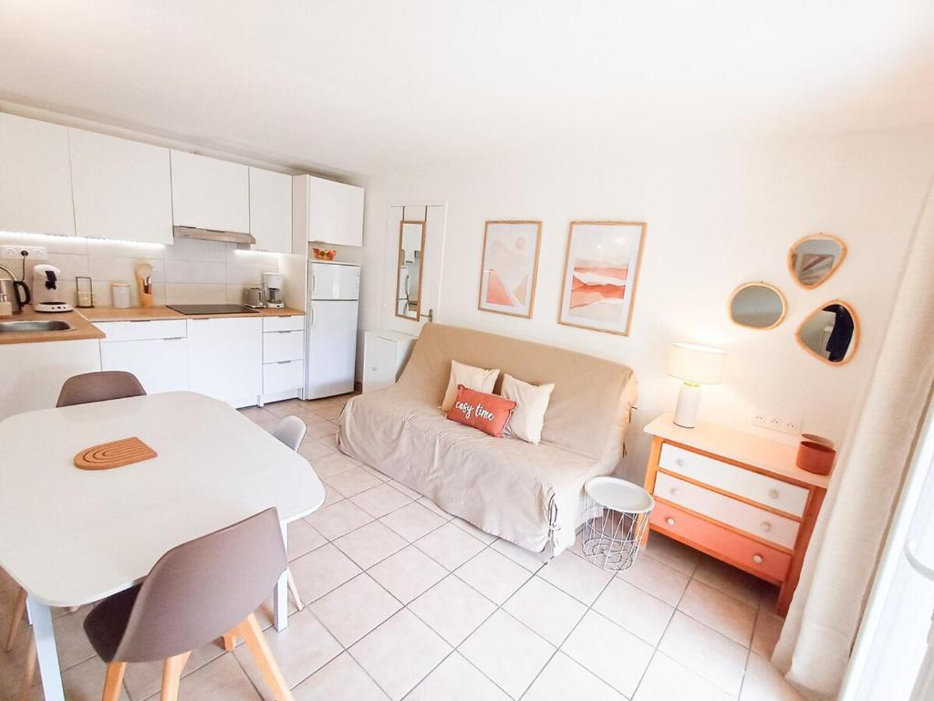 un salon avec un canapé et une table dans l'établissement Charmant 2 pièce, Terrasse & Climatisation, au Barcarès