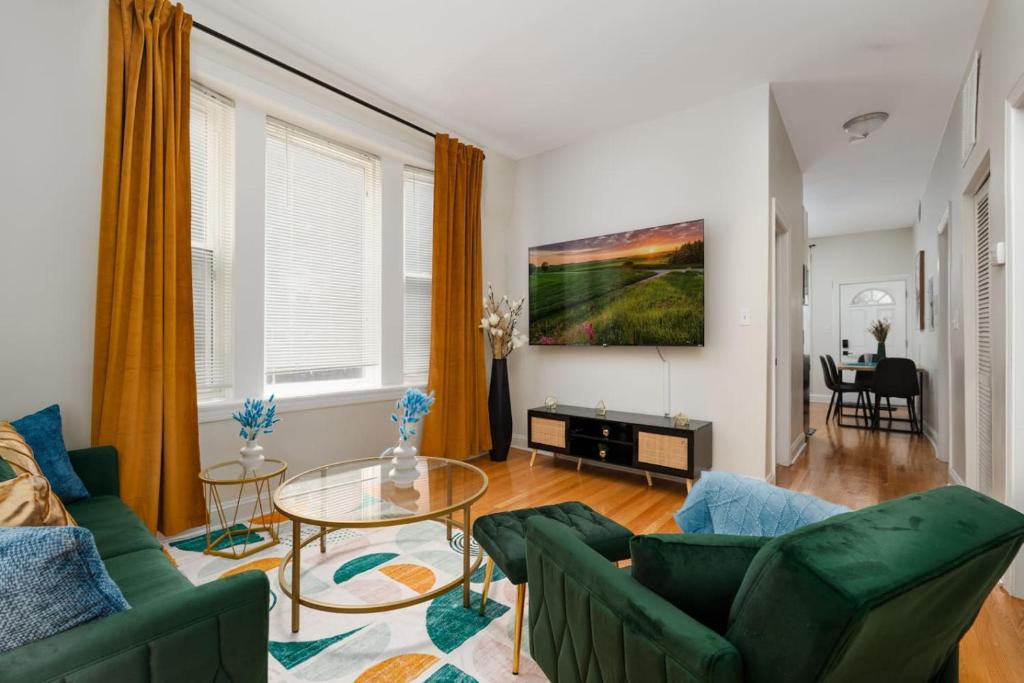 a living room with two green chairs and a table at 15mins DT Wicker Park Gem Sleeps 7 FreePark in Chicago