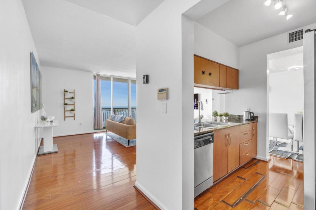 マイアミにあるCity-View Retreat in Brickell 2BR and Free Parkingのオープンキッチン、リビングルーム(ソファ付)