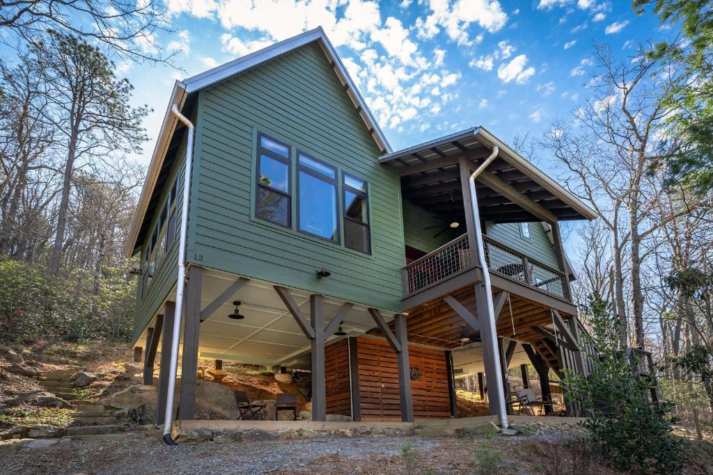 una serra con un portico avvolgente di Little Bow Cottage a Black Mountain