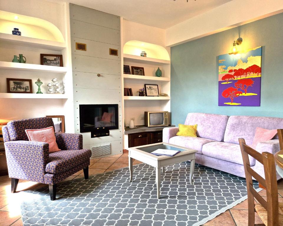 a living room with a couch and a table at Omo Madela in Ghilarza