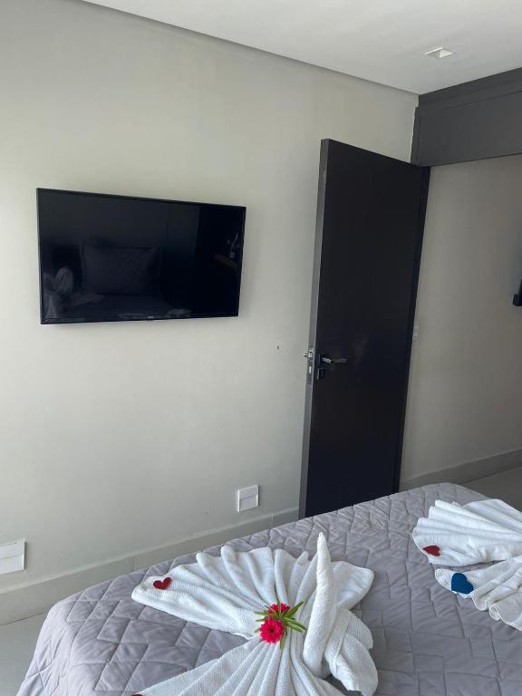 une chambre avec un lit avec des serviettes dessus dans l'établissement Porto 2 life resort, à Porto de Galinhas