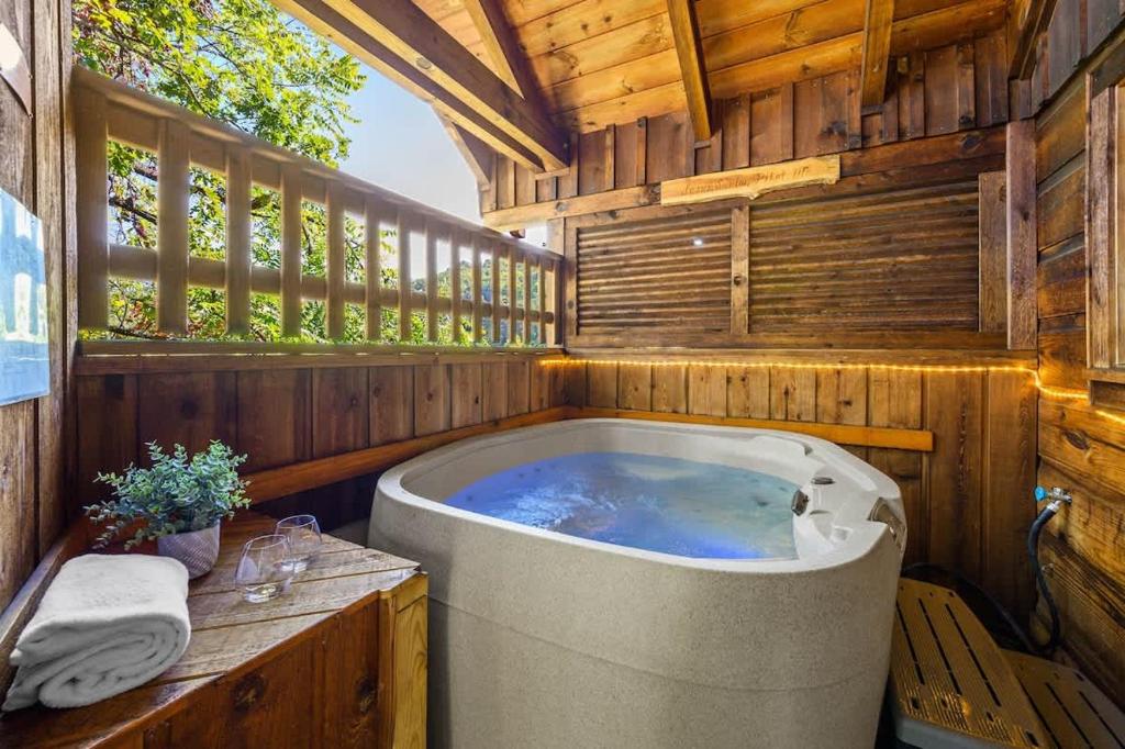 Fotografie z fotogalerie ubytování Do Not Disturb - Pigeon Forge Smoky Mountain Studio Cabin, Hot Tub, Fireplace v destinaci Pigeon Forge