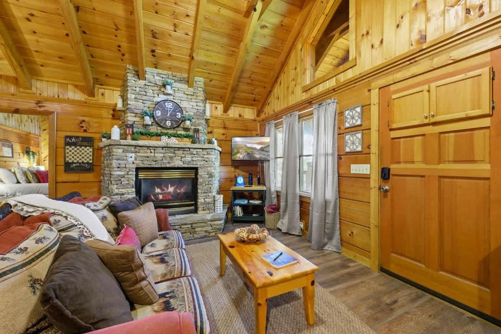 Posezení v ubytování Do Not Disturb - Pigeon Forge Smoky Mountain Studio Cabin, Hot Tub, Fireplace