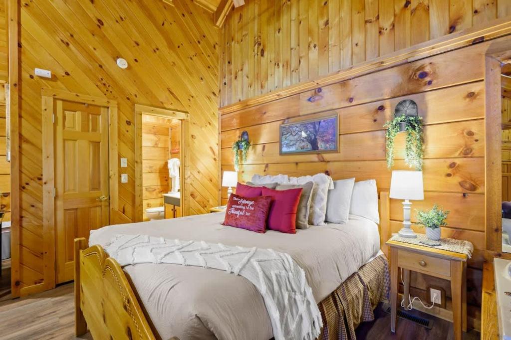 Postel nebo postele na pokoji v ubytování Do Not Disturb - Pigeon Forge Smoky Mountain Studio Cabin, Hot Tub, Fireplace