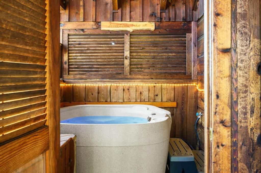 Koupelna v ubytování Do Not Disturb - Pigeon Forge Smoky Mountain Studio Cabin, Hot Tub, Fireplace