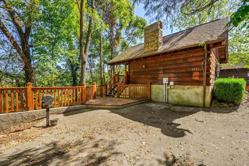 Zahrada ubytování Do Not Disturb - Pigeon Forge Smoky Mountain Studio Cabin, Hot Tub, Fireplace