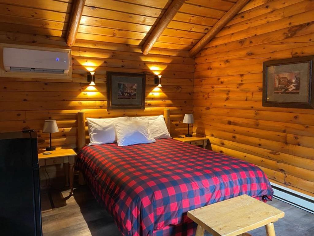 Postel nebo postele na pokoji v ubytování Auberge MicKy Inc