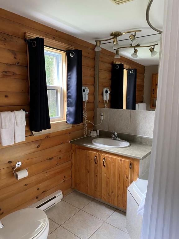 Koupelna v ubytování Auberge MicKy Inc