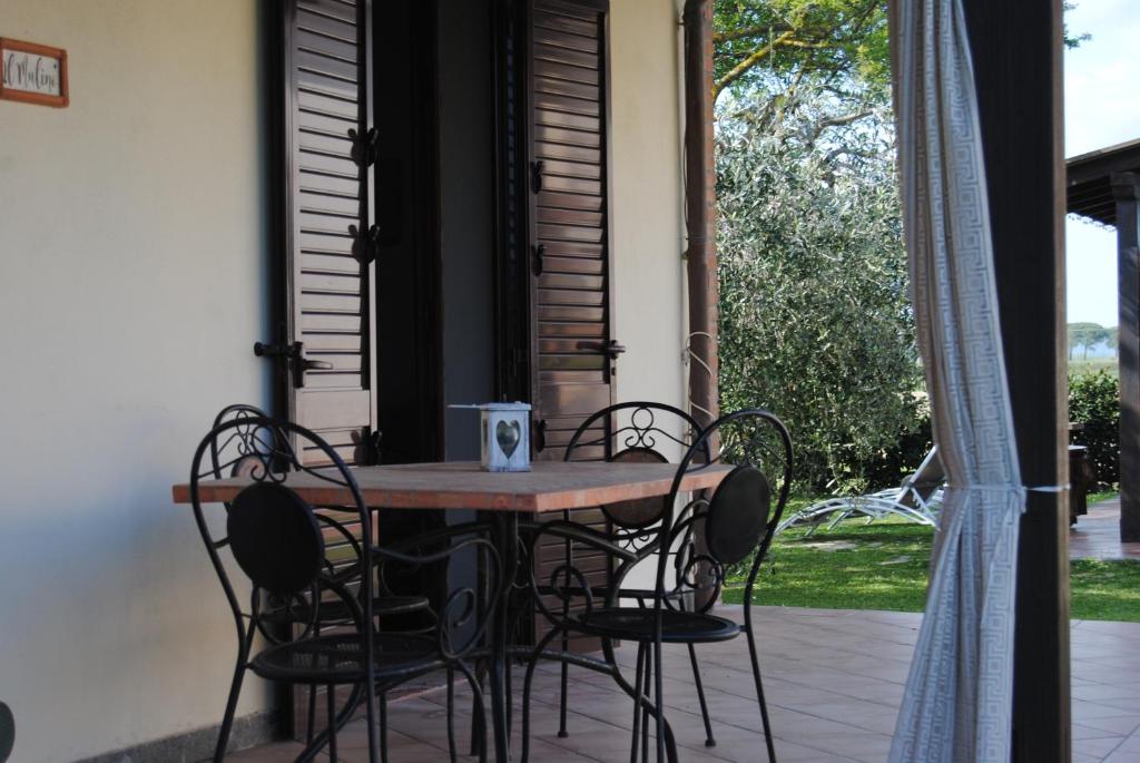 Patio lub wspólna przestrzeń na świeżym powietrzu w obiekcie Agriturismo Il Rustico