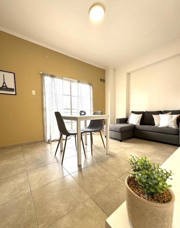 a living room with a table and a couch at Departamento Zafiro V con cochera gratis in Santa Fe