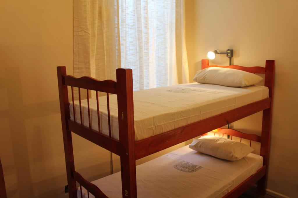Katil dua tingkat atau katil-katil dua tingkat dalam bilik di Hostel by Hotel Galicia