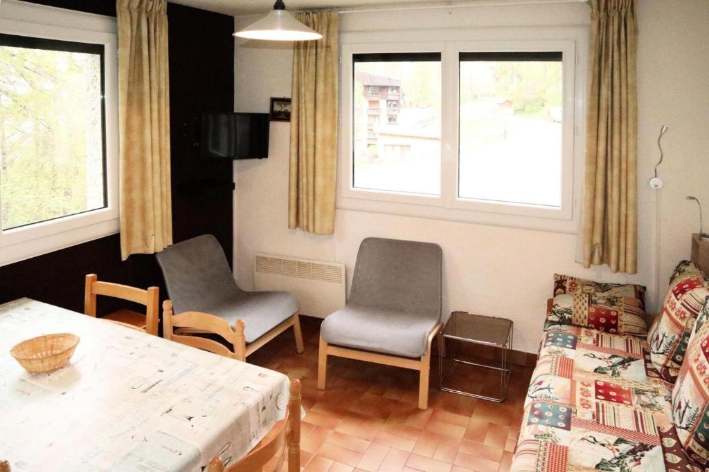 - un salon avec deux chaises, une table et un canapé dans l'établissement Résidence Les Flocons - 2 Pièces pour 6 Personnes 634, aux Orres