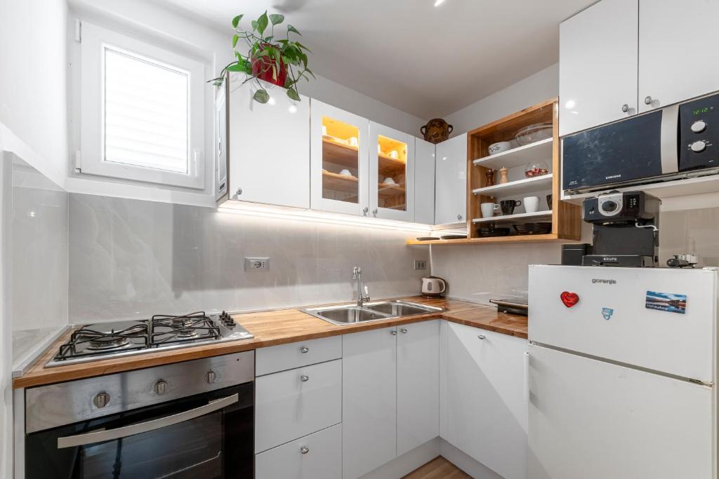 Apartment One , sea view , free parking - 11