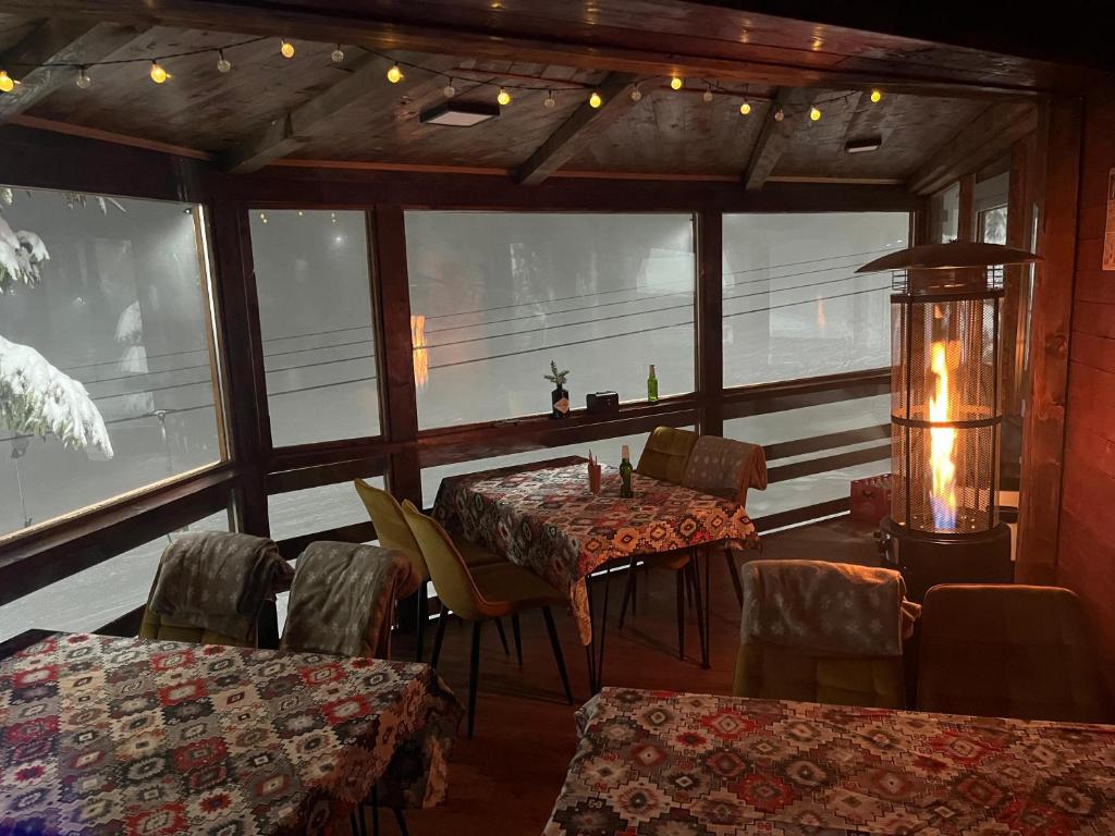 Restaurace v ubytování Whispering Pines