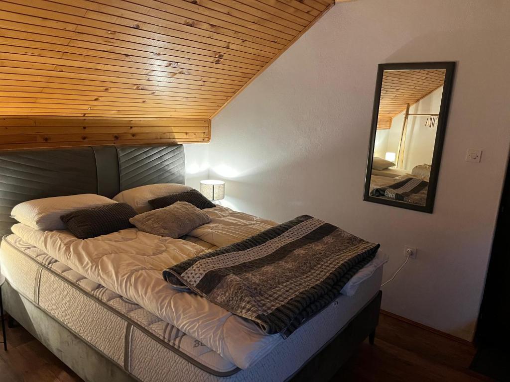 Postel nebo postele na pokoji v ubytování Whispering Pines