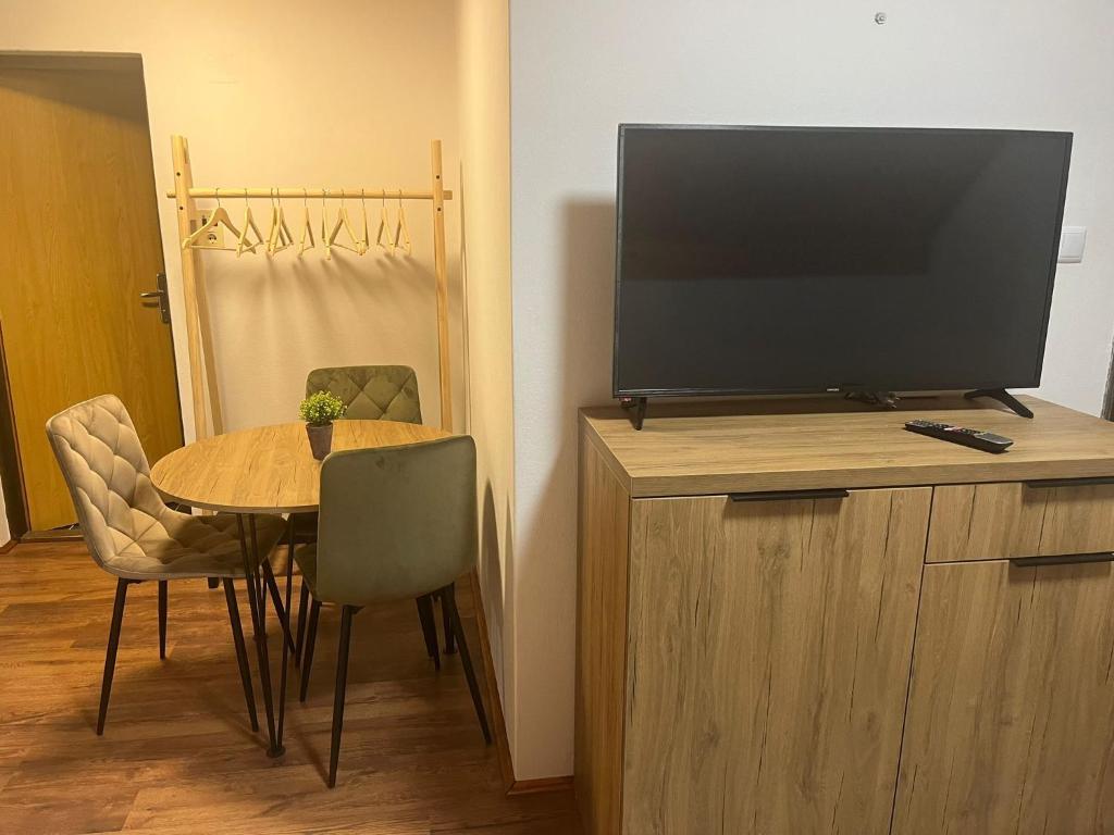 TV a/nebo společenská místnost v ubytování Whispering Pines